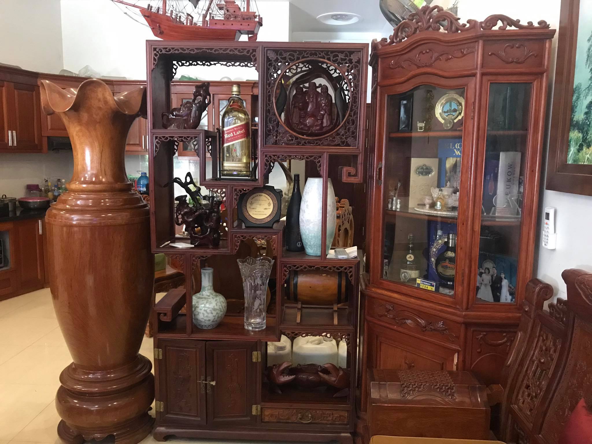 Ghép đôi Center ARP12 trong phòng khách với nội thất hoàn toàn bằng gỗ
